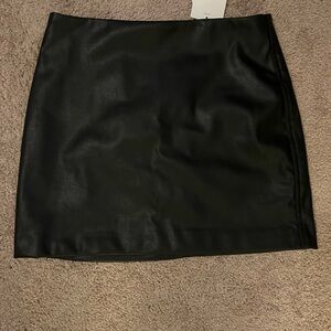 Women’s size 6 H&M faux leather skirt